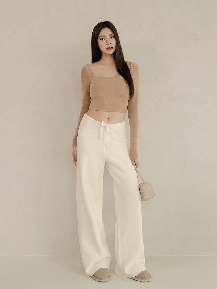 女生在選擇上衣很推薦買方口領的設計，只要搭配上一條項鍊做點綴，就能很有穿搭重點，而chenn chenn這一款更把柔軟的絨毛做成發熱衣，不只柔軟、包覆度高，還能為冬天帶來溫暖！（價格：NTD1,180）