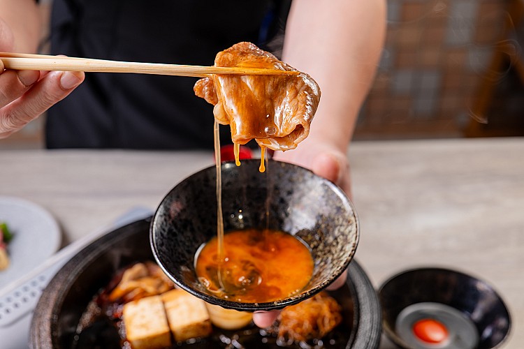 擁有日本首屈一指的和牛鑑定技術與完整供應鏈，百年來始終堅持「肉品即料理的靈魂」。