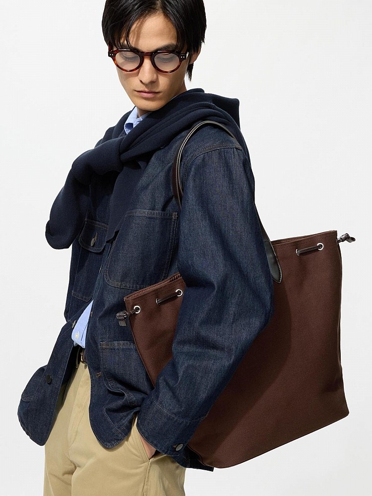 這款男女適用的Unqilo帆布托特包（商品編號：485677），共推出米白色、深棕色兩色，售價 NT$990，預計 02月16日正式販售。以大容量、水桶包設計、帆布拼皮革與多口袋配置來看，價格依舊維持Uniqlo一貫的高CP值水準，完全是通勤包清單中值得優先入手的一款。