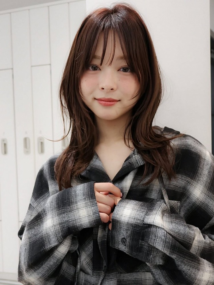 法式瀏海髮型推薦2：低層次髮尾捲