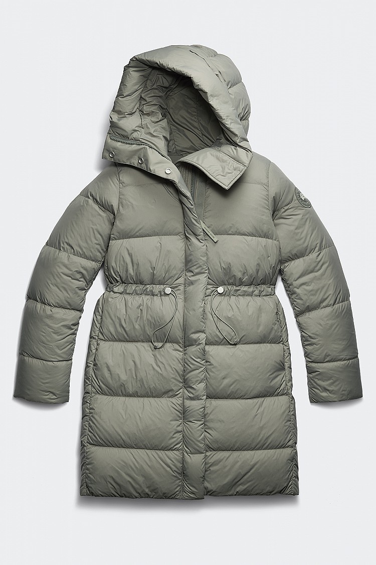 在一眾強調機能與份量感的羽絨外套中，這件鼠尾草綠色Montgomery羽絨大衣，有著超修身的A字版型，腰部束繩設計可依身形自由調整，收出線條卻不緊繃，對於想要保暖、又不想犧牲比例的人來說格外友善。