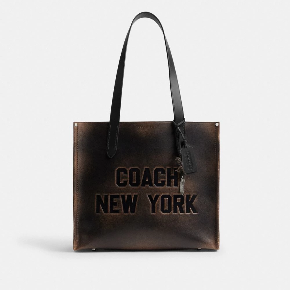 在本季 Coach 以「Loved Leather」為題，推出一系列仿舊揉製的皮革包款，其中這只「Relay 34」的托特包，用中型的尺寸的托特包為設計軸心。