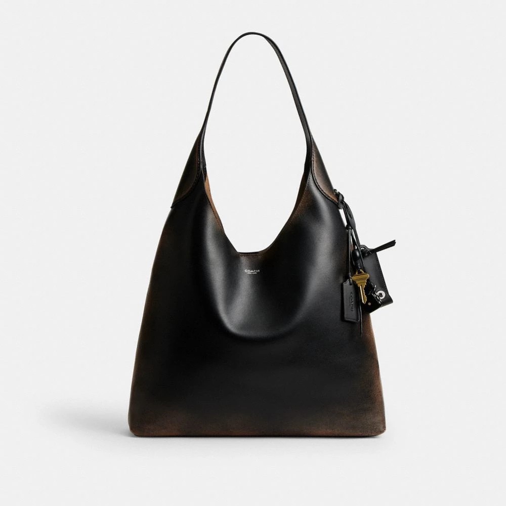 這款包同樣來自於「 Loved Leather」系列，品牌以紐約著名地標布魯克林為名，以流浪包的外型為設計，並搭配上個性的刷色，讓包款整體擁在保持實用的容量下同時還帶有街頭感的氣息。