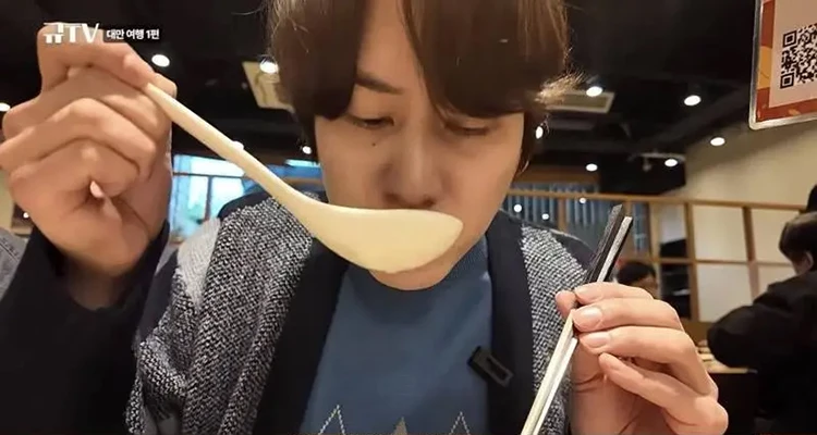 Super Junior圭賢對台灣「雙月食品社」的愛真情流露,更在台北拍攝的Vlog特地造訪,品嚐招牌蛤蜊雞湯,第一口就驚訝得睜大眼。