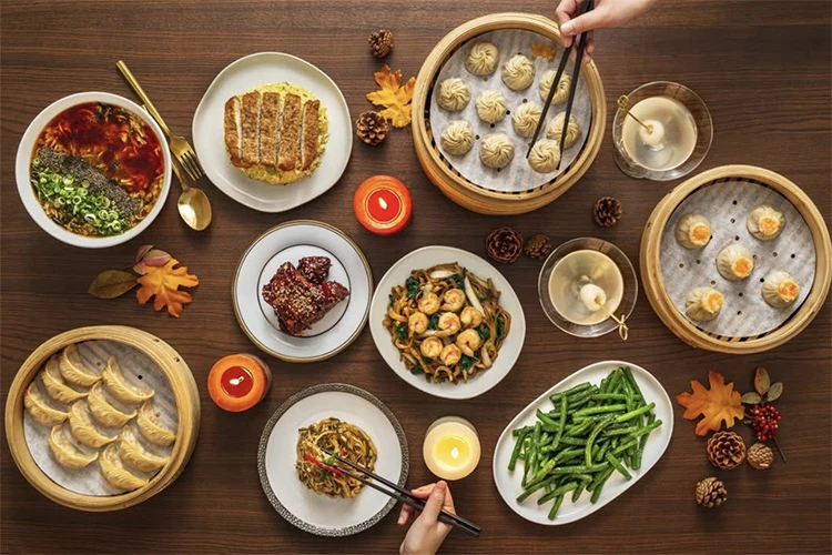 鼎泰豐不只是台灣人的心頭好,更是觀光客來台必打卡的美食聖地,小籠包、排骨炒飯更是人氣之選。