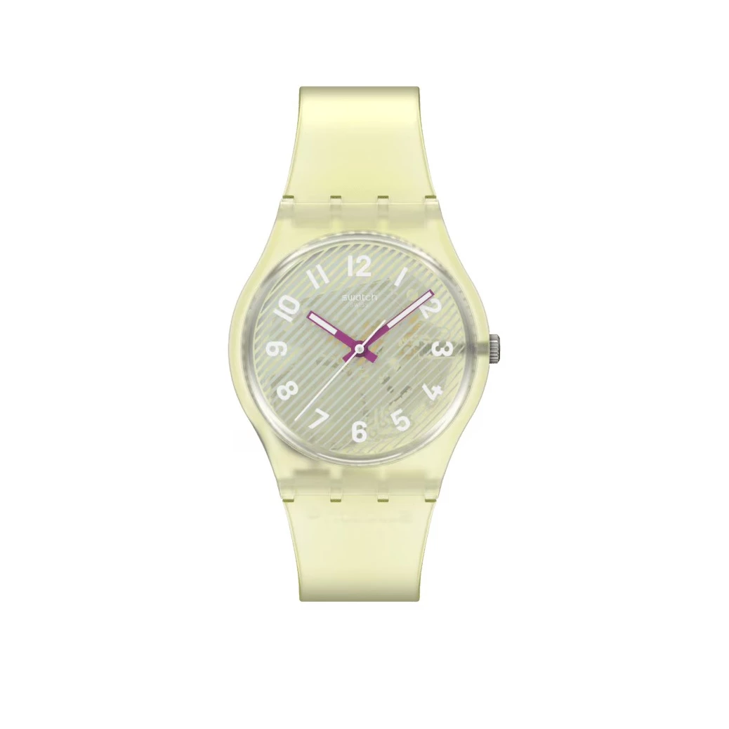 Swatch Essentials 系列的 Wavelengths of Sand 腕錶,是一眼就能看出品牌態度的作品。透明黃色錶殼與錶帶,搭配淺藍條紋與白色數字,視覺上帶著明確的實驗感,卻不至於失去閱讀性。34毫米錶徑設定中性,無論男女配戴都不顯突兀,霧面透明的 Biosourced 生物源材質,讓塑膠材質不再只是輕便選項,而成為設計語彙的一部份。夜光紫色指針與白色秒針的對比,在低光環境中依然清楚實用。這款錶適合不想被「框住」的人,輕輕鬆鬆就能為你的日常穿搭加入玩味與辨識度。