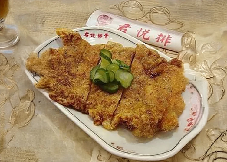 「君悅排骨」採厚粉裹漿油炸,外層酥脆、內裡鎖住滿滿肉汁,厚切口感讓每一口都能咬到肉的彈性。