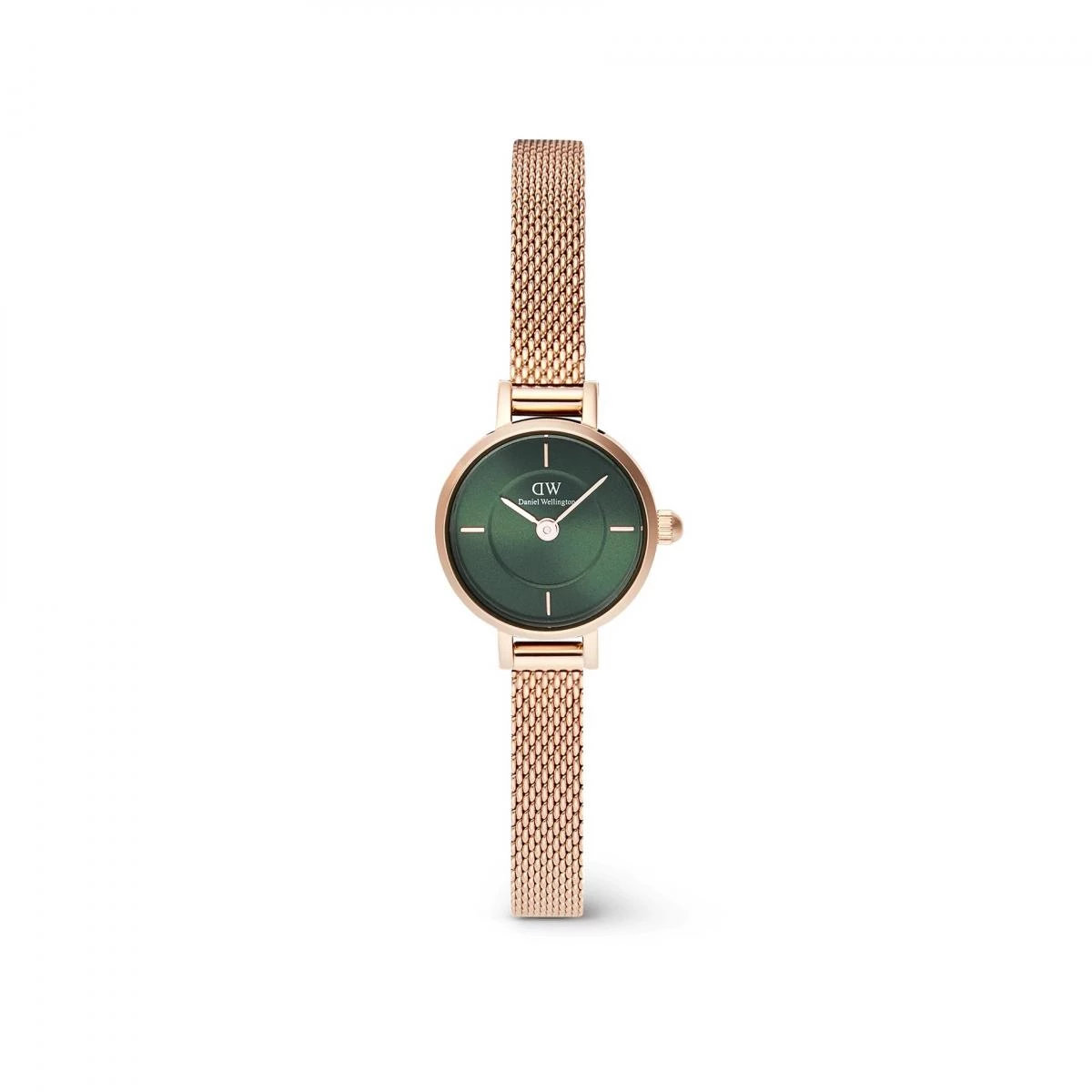 Petite Mini Melrose 是 Daniel Wellington 對精巧比例的再詮釋。19毫米錶徑小而不弱,祖母綠放射紋錶盤在光線下呈現細膩層次,玫瑰金色 PVD 鍍層錶殼與米蘭錶帶,讓整體顯得柔和而有質感。設計靈感來自品牌經典的方形錶 Quadro Mini 系列,卻轉化為圓形語彙,更貼近日常穿搭。可更換錶帶的設計,讓這只錶在正式與休閒之間自由切換。它在乎質感卻不希望腕錶過於搶戲的人,是一款能默默提升造型完成度的存在。