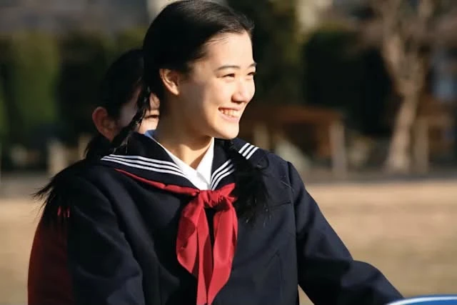2007 年上映的電影《扶桑花女孩》由松雪泰子、豐川悅司、蒼井優、山崎靜代等人主演,劇情改編自真實故事,講述一個面對煤礦產業沒落的小鎮,眾人決定打造夏威夷主題樂園挽救地方經濟,一群從未接觸過草裙舞的女孩,也在專業舞蹈老師指導下展開人生第一次挑戰。