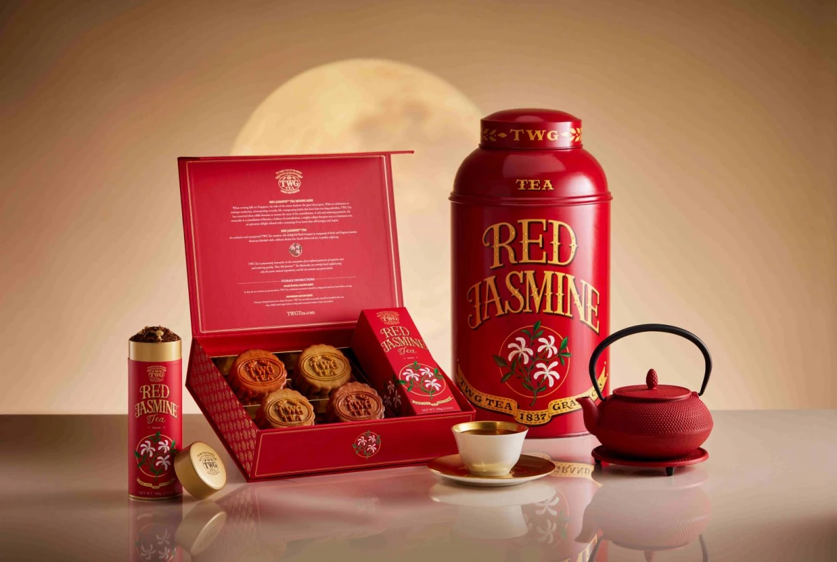 TWG Tea鉅獻2025「緋紅中秋茗茶月餅禮盒」,限定版茉莉花香南非國寶茶、佐手工茶香月餅,珍藏於雅致的緋紅色禮盒中。