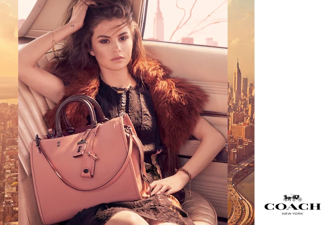 Selena Gomez為其拍攝的Coach「Rogue」手袋形象。
