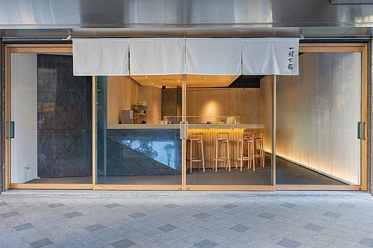 來自東京的飯糰專門店「一粒萬福(一汁おにぎり)」,近年在日本飲食圈快速累積聲量,成為不少美食達人與在地饕客默默收藏的口袋名單。