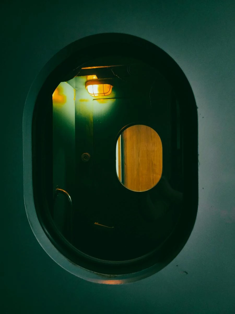 玄學中常說「舊的不去,新的不來」,指的是能量與空間的實際概念。當錯誤的人事物佔據生活,真正適合你的機會,自然難以出現。隨著關係淡去、生活結構鬆動,新的可能性便會悄然浮現;可能是更理解你的伴侶、更同頻的朋友,或是意想不到的職涯轉向。關鍵在於,轉變發生時,人是否願意保持開放而不急於填補空缺。專家提醒,真正的轉運並非立刻得到補償,而是在告別後學會沉澱,並在下次做決定時看得更加清楚。當你不再執著於維繫錯誤的連結,反而更容易辨認什麼才值得投入。朋友絕交或情人分手,或許難以釋懷,卻可能正是人生重要的轉捩點。唯有斷開不適合的關係,才有機會看見不同的風景。