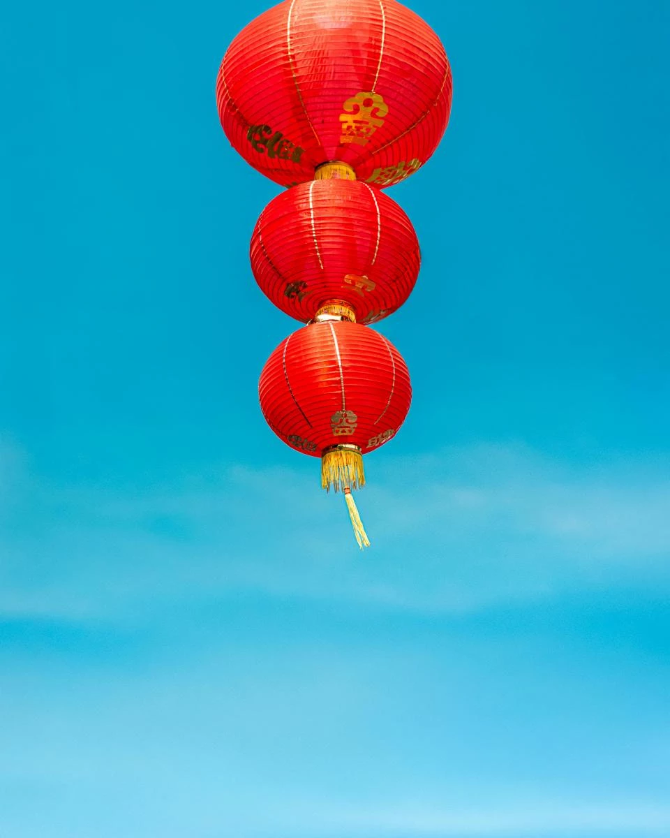 除了文化與心理層面，換新鈔其實也有非常實際的理由。根據中央銀行與金融機構公開說明，流通鈔票本就容易附著細菌與污垢，尤其經過長時間使用、反覆轉手的舊鈔。農曆年前集中兌換新鈔，一方面是因應節慶需求，另一方面也是例行性的鈔券汰舊換新。對銀行體系而言，這段期間本來就是清理破損鈔票、補充流通新鈔的重要時點。對民眾來說，使用新鈔包紅包，也降低了將不潔或破損鈔票交給孩童與長輩的風險。這層考量往往被忽略，卻是官方多年來持續推動新鈔兌換機制的現實原因之一。