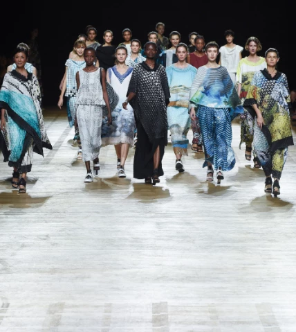 給時尚圈一個品牌辦秀的價值,Issey Miyake 18春夏女裝秀的藝術