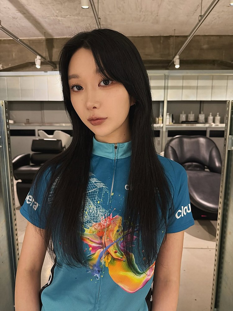 減齡黑長髮造型推薦2：低層次八字瀏海