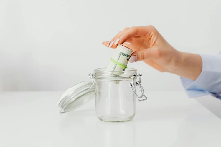 只要儲蓄比例每年提高 1%、信用卡按時還款習慣養成，就可以顯著提升生活滿意度和情緒穩定性。