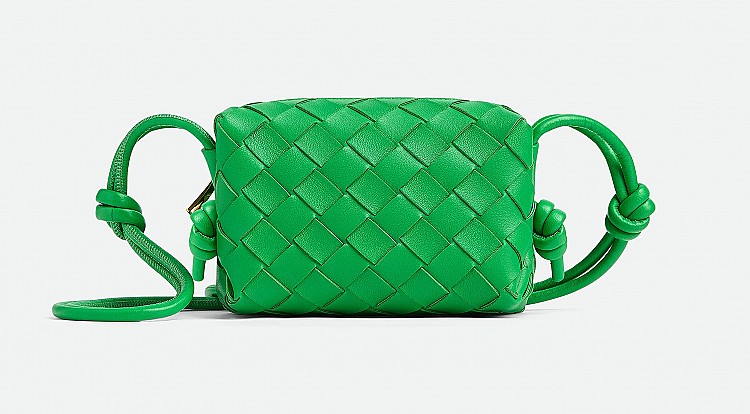 看膩了黑白灰?那千萬別錯過「BV綠」!這款小巧卻極具存在感的Candy Loop斜背包以經典的Intrecciato細編織為主角,加上用標誌性的柔軟小牛皮打造,打結肩帶設計搭配金色金屬細節,是造型中最能畫龍點睛的配件之一!(