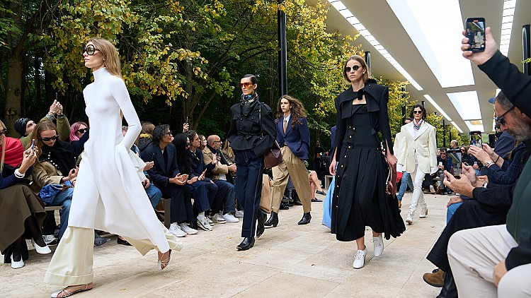 Celine曾經交由不少位厲害的服裝設計師操刀，其中Hedi Slimane強勢的美學DNA以及Phoebe Philo的極簡語彙，最為人熟知，面對“前任”給的無形壓力，新創意總監Michael Rider選擇了一條「不抹去、但不模仿」的路，融合Slimane的搖滾剪裁與Philo的建築線條，但非常有女人味，這種微妙的融合，讓新的Celine展現出既理性又感性的雙重魅力。