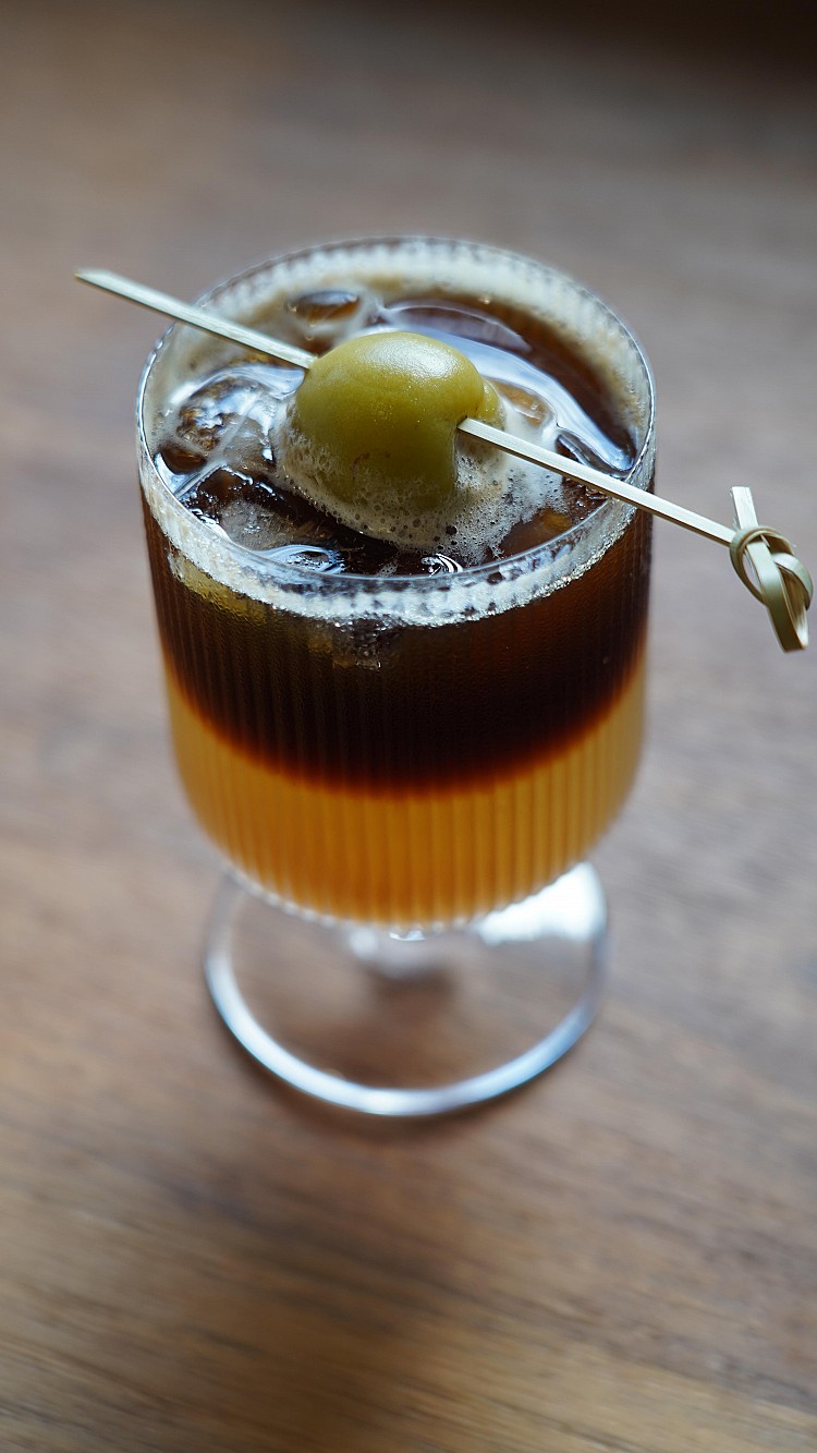 「百書咖啡」館內提供嚴選咖啡、輕食與甜點,有時也推出「展覽限定商品」,例如咖啡師以藝術作品風味聯覺的咖啡豆,在這個世外桃園般的,真的訪客都得以專注感官和,