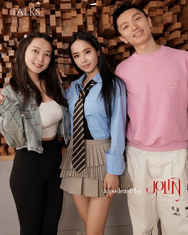 蔡依林直接挪用「校園元素」，淡藍色襯衫本身就自帶清新氣息，造型亮點落在領帶與短裙的搭配。領帶替襯衫注入一點中性氣息，成功中和短裙的甜感，讓整體不會過於可愛；短裙則負責打開下半身比例，露出腿部線條，視覺立刻年輕好幾歲。