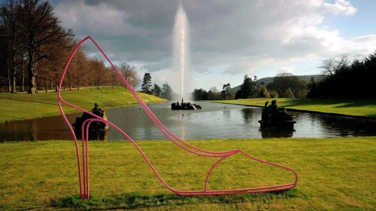  麥可.克雷格-馬丁《高跟鞋》High heel (pink) 2013, Powder coated steel © Michael Craig-Martin. Courtesy the artist and Gagosian. Photo: Matthew Bullen