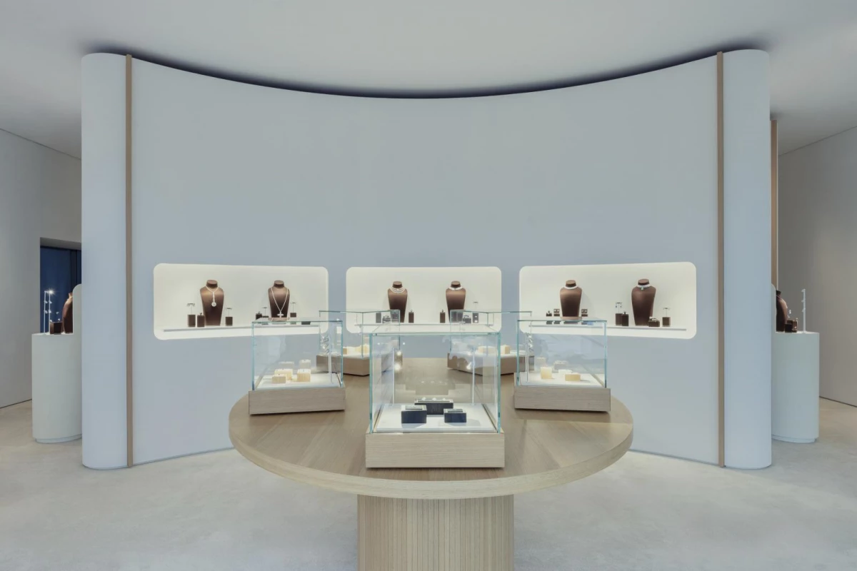 《匠藝之境 Virtuosity》最迷人的地方,在於它不僅展示了工匠對寶石的極致掌控,也折射出我們對生命的追問。珠寶雖以永恆材質鑄就,卻總與瞬間的故事緊密相連——一場相遇、一段記憶、一種情感的重量。路易威登透過工藝與設計,將這些抽象的渴望轉化為具象的光影。當我們凝視紅寶石或星形鑽石,見到的不只是價值,而是生命經驗的投射。在不斷變動的世界裡,唯有「匠藝」與「記憶」能留下真正的永恆。