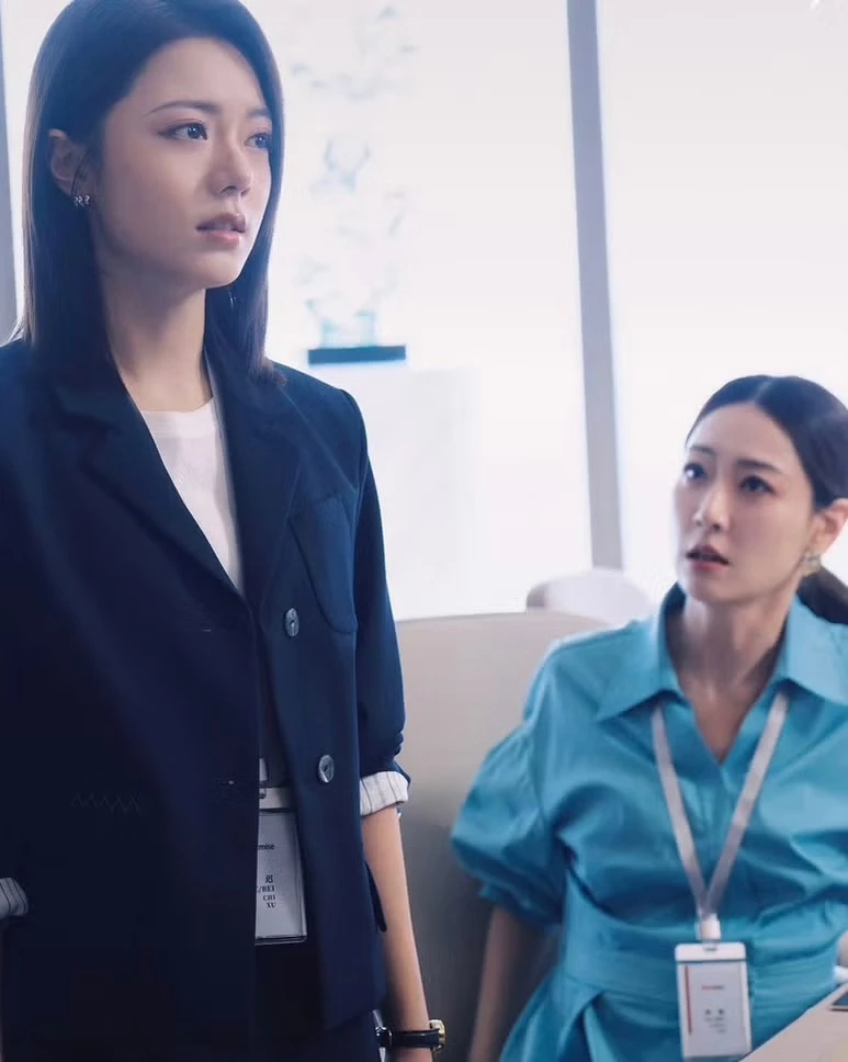 《無可替代》的配角同樣各自代表不同階段的職場困境,曾以《神話》玉漱公主、《紅樓夢》薛寶釵走紅的白冰飾演林瓏,是徐遲職場上的前輩,能力成熟,卻同時承受婚姻、生育與後進追趕的壓力;《小歡喜》的周奇飾演趙恒,呈現年輕人在野心與現實之間的拉扯;《離人心上》、《賀先生的戀戀不忘》胡意旋則化身豪門接班人步天娜,必須證明自己不是只靠家世;《三十而已》、《清平樂》楊玏也加入職場與感情支線。這些角色有人害怕被新人取代,有人想證明自己,有人不得不在家庭與事業間做選擇,讓整間公司更像真正的職場,而不是只替男女主角談戀愛搭出的背景板。