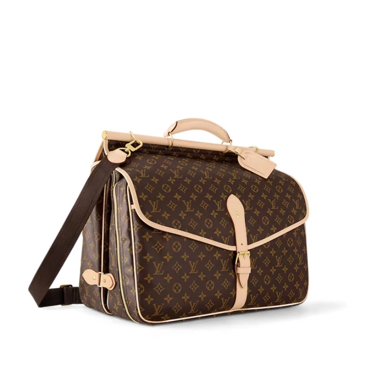 以訂製行李箱起家的 Louis Vuitton，無疑是旅遊單品的專家