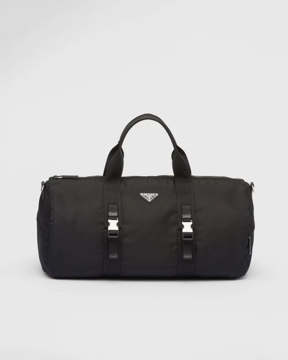 「尼龍」是 Prada 最具代表性的面料，這款行李提袋便運用尼龍為材質
