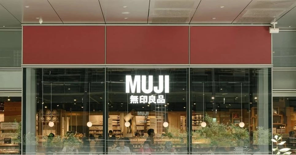 這款刺蝟娃娃不僅可以在「官方網路平台」買到,也同步在限定的兩間門市販售:微風松高門市、大立門市,定價為新台幣 190 元。