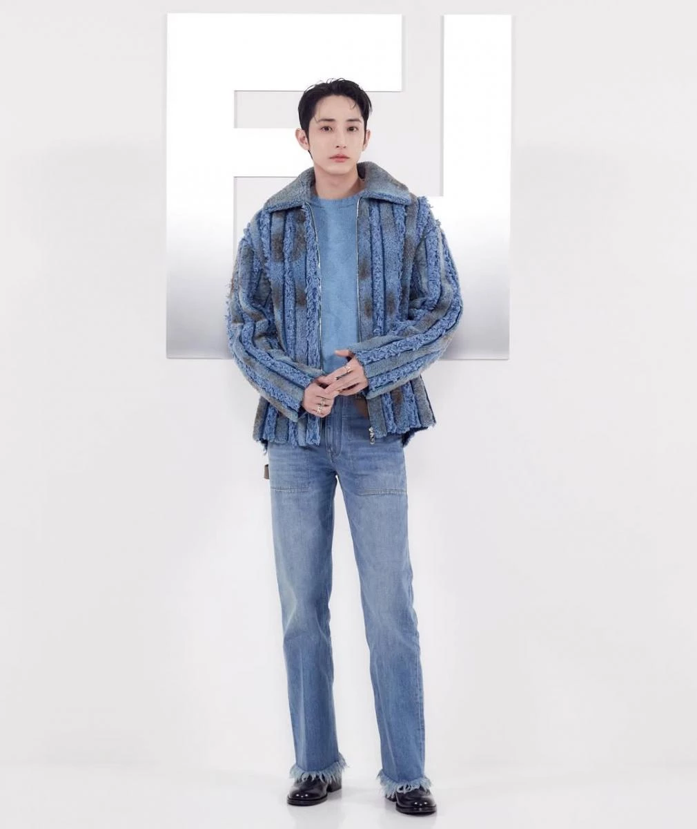 在 Fendi 活動上，李洙赫以藍色毛絨丹寧外套搭配同色系牛仔褲，完美示範「一色穿搭」的高階版本。外套柔軟的材質中帶著結構線條，讓整體造型不顯厚重，反而多了份藝術氣息。下身的微刷色牛仔褲與皮革短靴，平衡了整體比例，讓休閒與高級感並存。這樣的造型重點在於「材質混搭」，巧妙地讓相同顏色擁有不同的視覺層次，單一色調反而能更耐看。