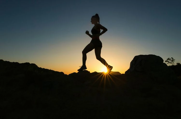缺乏運動比熬夜更容易偷走青春,根據研究顯示,規律的運動能讓細胞端粒維持較長時間,延緩老化。
