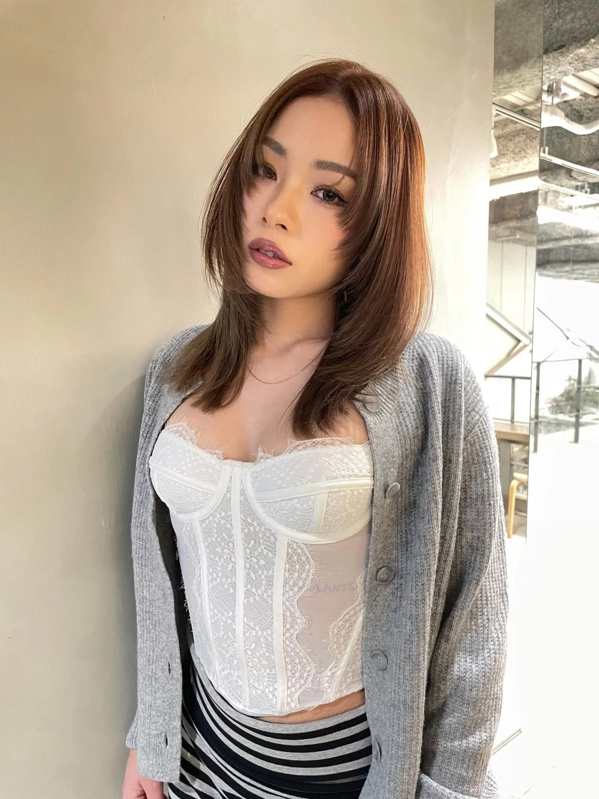 榛果棕髮色造型推薦1：中分層次剪 ​