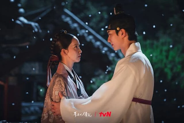 其實暴君原本角色本該由以《黑暗榮耀》反派走紅的朴成焄出演，卻在拍攝前因為個人 Instagram 爭議事件選擇退出，而潤娥與李彩玟現實相差 12 歲，加上李彩玟在開拍前 10 天才確定收到角色，因此本來外界不怎麼看好他，沒想到他卻用超高顏值與充滿層次感的演技，征服所有的觀眾。