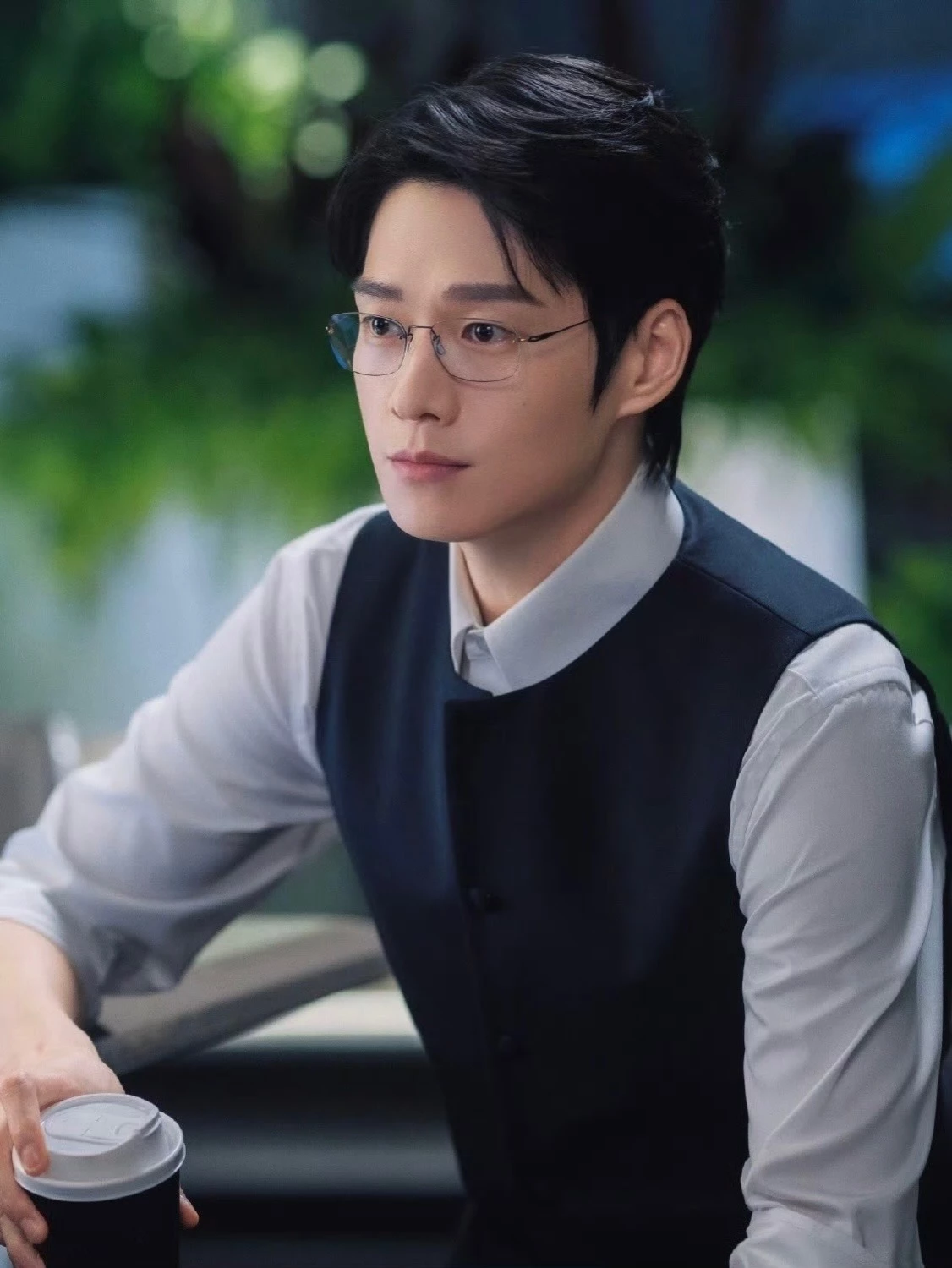 這次在《無可替代》中,魏大勛再次穿上西裝戴起眼鏡,飾演諮詢公司合夥人葉信之,他過去因為替上司背鍋而被迫離開業界,多年後重返職場,表面上提攜徐遲,其實一開始就把她放進自己的復仇計畫裡,沒想到兩人從高手過招,逐步被被對方的能力吸引,而慢慢產生感情。