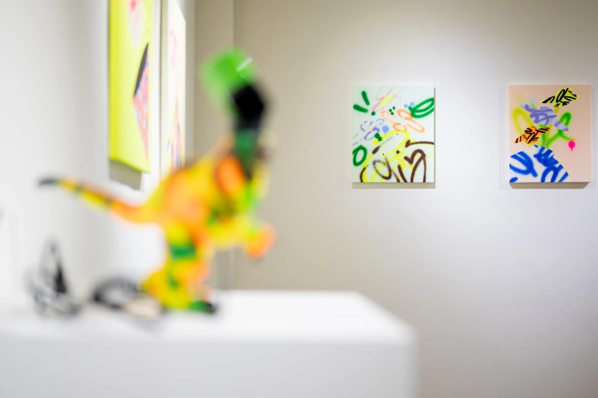 在10X松菸概念店B1推出展覽《IN HER ROOM》,總共展出22件原創作品,融合街頭元素、霓虹色彩、自創字體,甚至加入香氣
