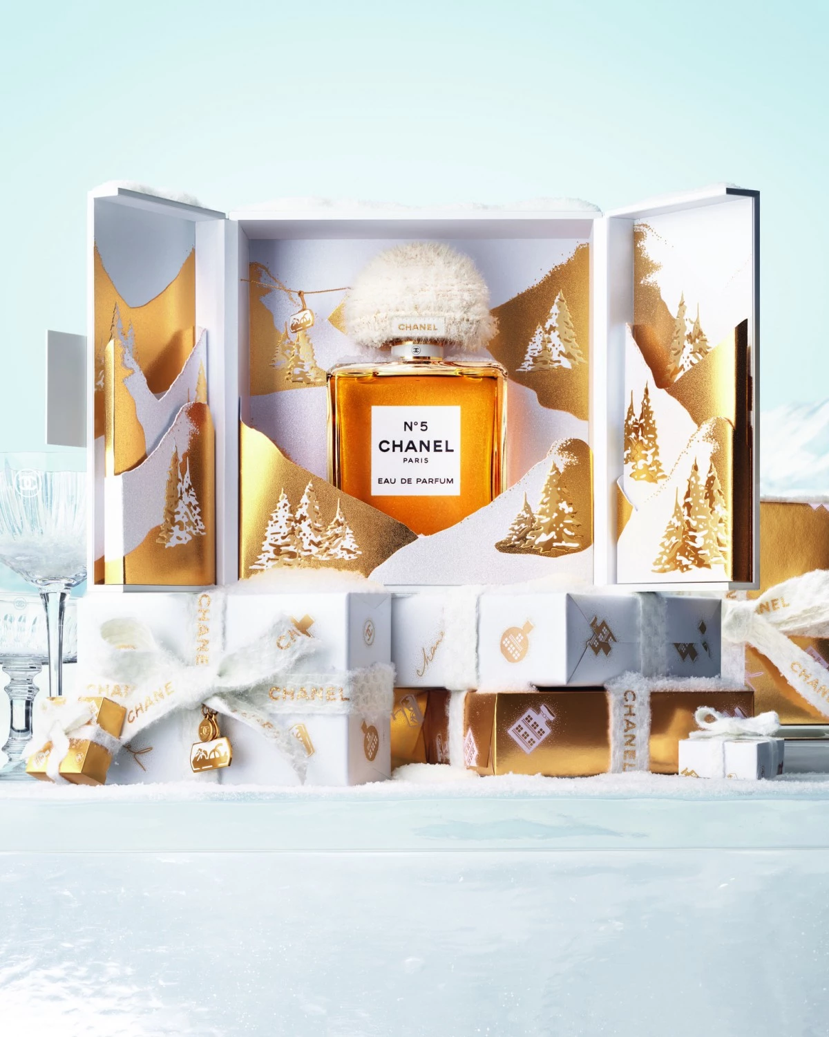 香奈兒雪境假期 隨行玉手霜 50ml D3,050 限量；雪境假期 N°5 典藏香水 200ml D13,100 限量