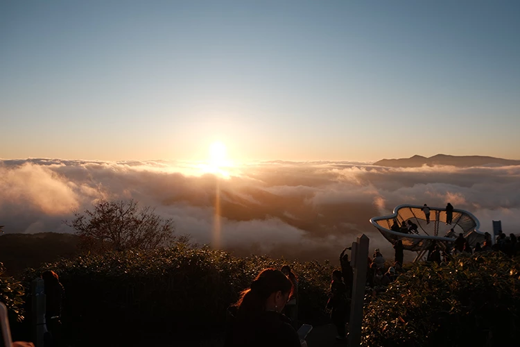 最受旅人喜愛的拍照地標「雲端池」,是一座懸於山間的巨大吊床,最高離地達8公尺。輕輕躺上去,腳下雲霧翻湧、晨光在山巒間流動,彷彿整個人隨雲漂浮。