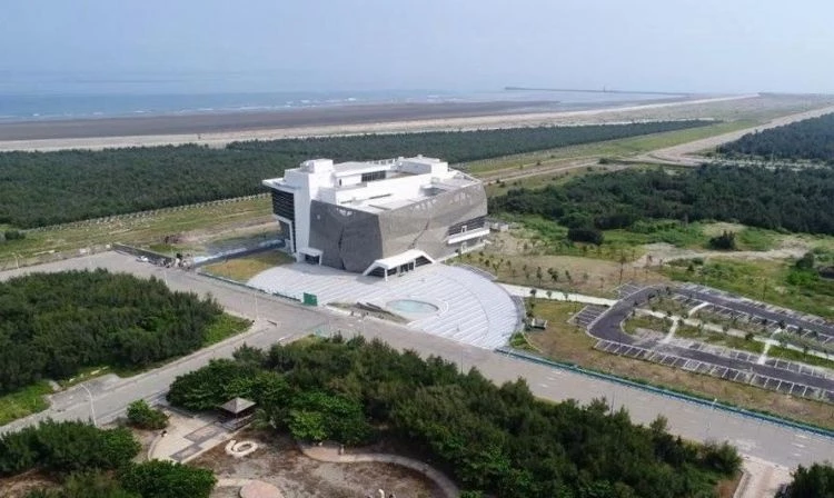 「台中海洋館」逛累了水族館 4 樓、5 樓,則設有能遠眺高美濕地的餐廳與咖啡空間,勢必將成為今夏最熱門旅遊勝地。