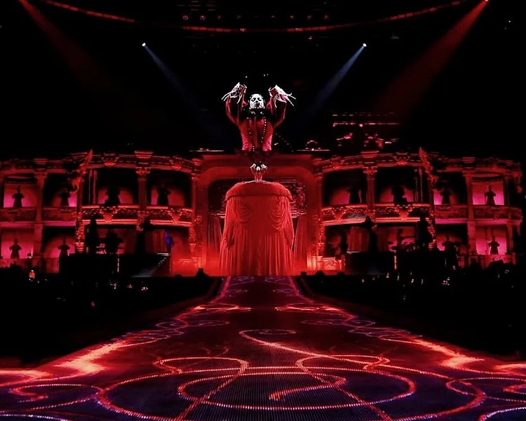 同樣在新加坡,Lady Gaga 在今年 5 月的四場演出再度掀起觀光熱潮,不過與泰勒絲不同的是,新加坡文化部明確表示此次並未提供任何政府補貼,純粹靠著完善的場館、能容納大流量的交通與觀光配套,也能讓巨星願意「自動上門」,達成雙贏局面。