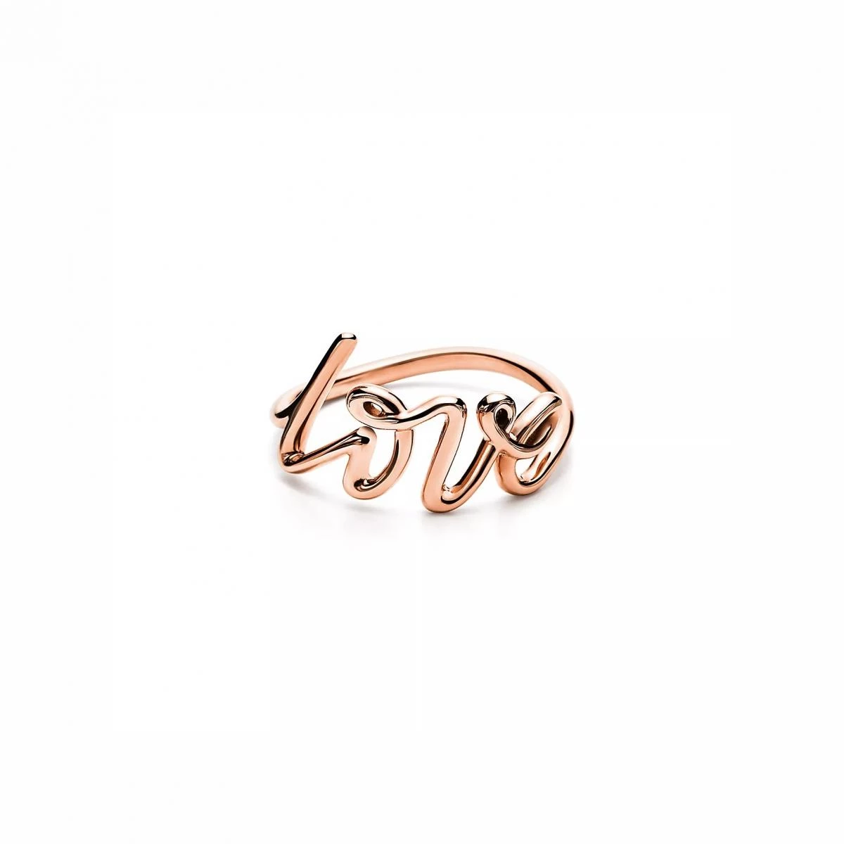 Paloma Picasso 為 Tiffany & Co. 所帶來的,始終是一種更貼近個人情感的設計語言。Love 字樣取自她的親筆塗鴉筆跡,線條自然、不經修飾,彷彿一句留在筆記本上的告白。18K玫瑰金以小巧比例呈現,使戒指在視覺上顯得溫柔而輕盈,也更適合日常佩戴。無論單戴或與不同金屬疊搭,都能展現帶點個性卻不張揚的風格。作為情人節禮物,這枚戒指所傳遞的不是高調浪漫,而是一種安靜而持續的情感註記。