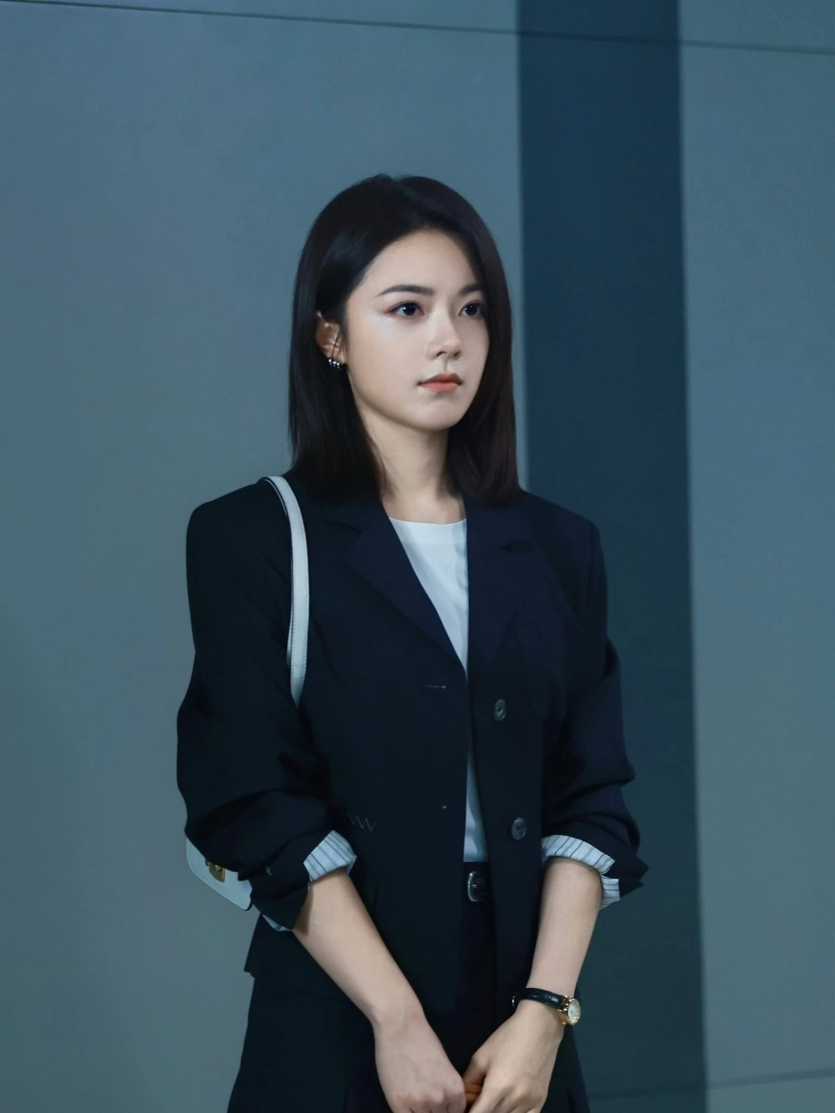 《無可替代》是趙今麥非常明顯的一次轉型,她飾演的徐遲不走職場句常見的傻白甜套路,因為原生家庭創傷,她極度害怕成為隨時能被取代的人,所以會爭機會、搶資源,趙今麥也把徐遲從緊繃、好勝,到逐漸學會相信團隊的變化演得很自然而廣受好評。