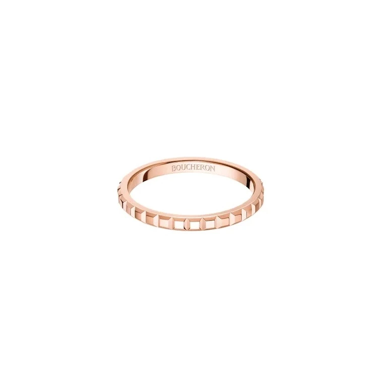 Clou de Paris 巴黎飾紋,在 Boucheron 的詮釋下,轉化為極具現代感的珠寶設計。迷你戒指版本以18K玫瑰金打造,將方磚切面縮至恰到好處的比例,使整體既保有幾何張力,又不顯生硬。這是一枚幾乎不需要造型輔助的戒指,單戴時乾淨俐落,疊戴時則能自然拉出層次。沒有鑽石與多餘裝飾,卻能清楚傳達品牌風格,是典型的「低調識貨款」。