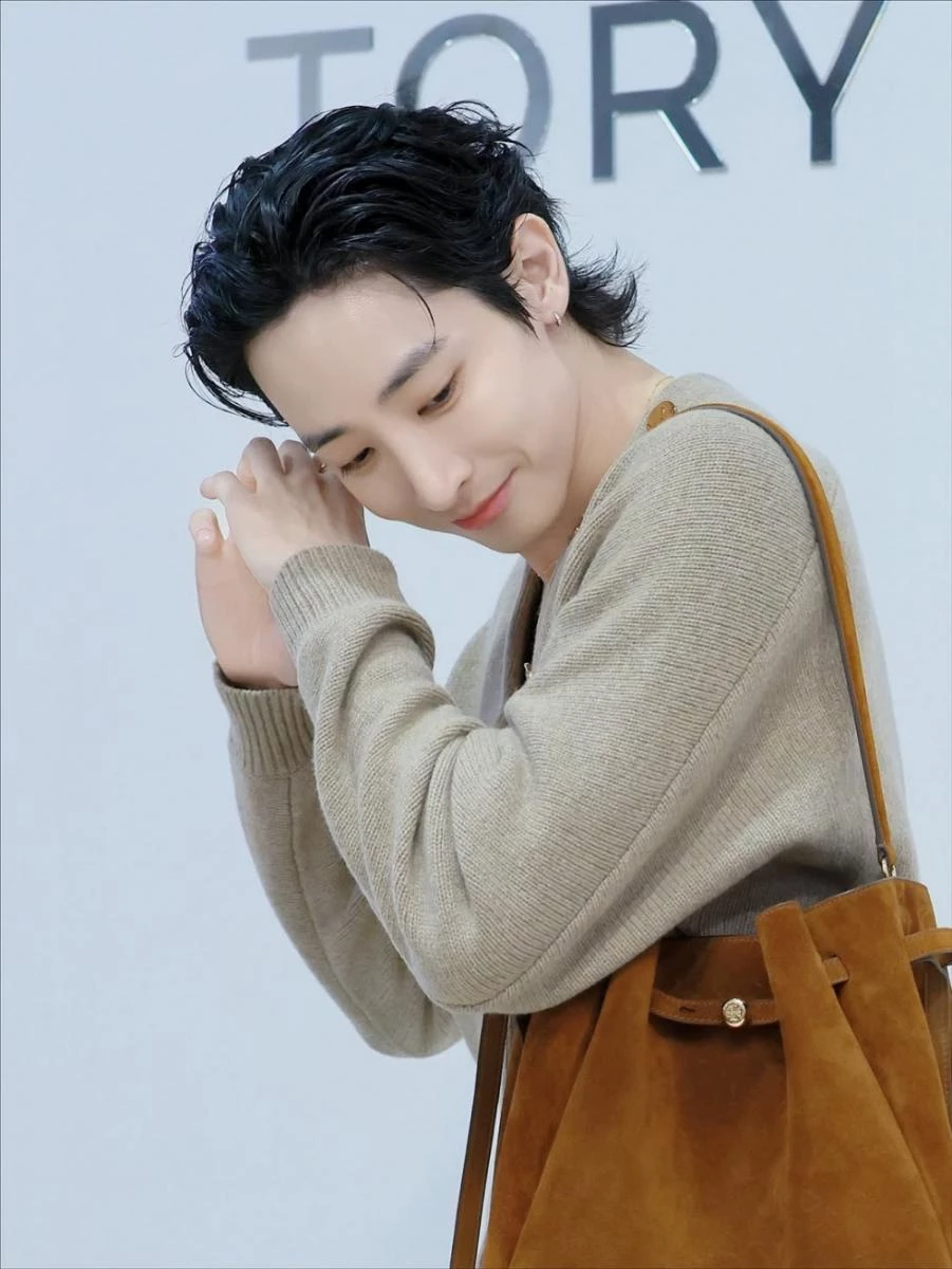李洙赫在私著上的好品味，更成為許多人的 icon！近日他在私下與公開場合中，皆不時以 Tory Burch 的「Romy」包款做搭配。