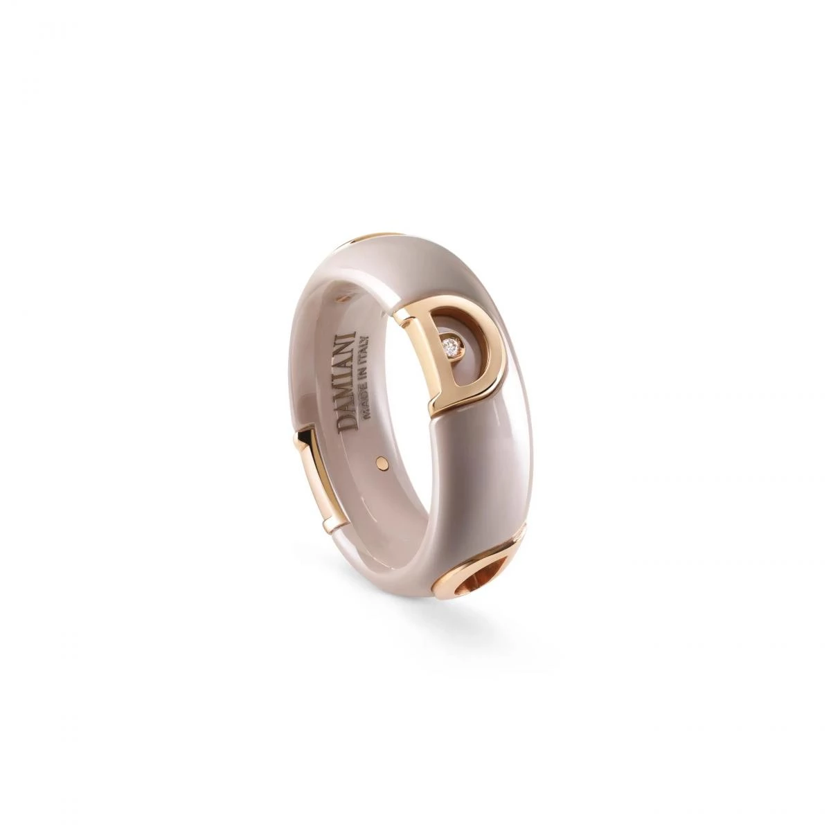 D.Icon 系列是 Damiani 對當代女性形象的具象回應,自信、獨立,並擁有探索世界的好奇心。這款戒指以卡布奇諾棕陶瓷為主體,結合18K玫瑰金與鑽石鑲嵌,材質對比鮮明,卻在比例與弧線中取得平衡。7毫米寬度在視覺上具有存在感,但因陶瓷質地而不顯厚重。設計輪廓隱約勾勒出品牌字母 D 的形體,是一枚兼具辨識度與時髦感的作品。它不屬於甜美路線,更適合想透過珠寶展現個性的時尚玩家。
