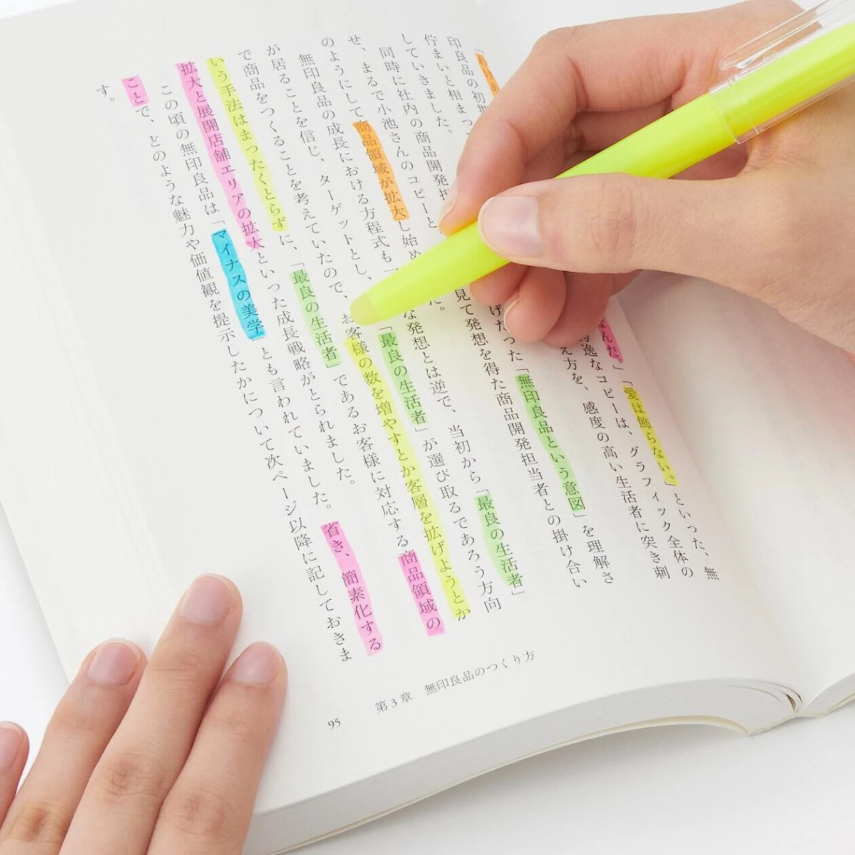 「可擦筆系列」筆身上方附有橡皮擦頭，輕輕摩擦即可讓墨水消失，不怕出錯，特別適合用在參考書、行事曆或筆記上反覆標記。