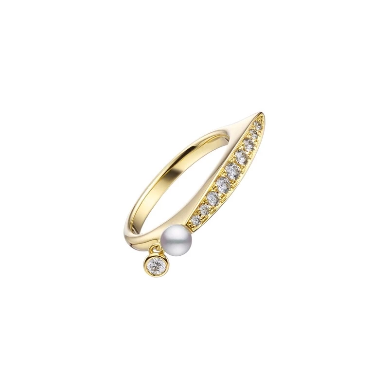 Mikimoto 將珍珠融入日常珠寶的能力,在 Dinner Ring 系列中展現得恰到好處。這款新作以尾戒為設定,18K黃金戒環上排列細緻鑽石,並以一顆3毫米的日本 Akoya 阿古屋珍珠作為視覺焦點。鑽石的線性排列為設計帶來節奏感,使整體既精緻又不顯得過度隆重,巧妙拿捏晚宴珠寶與日常佩戴之間的界線。這是一枚為細節而存在的戒指,適合重視質感層次、懂得欣賞微妙差異的你。