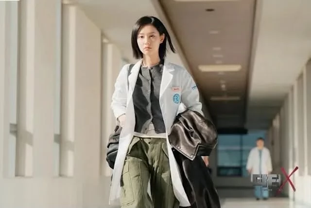 值得注意的是,韓版《X Doctor》並不只是把日本故事換成韓國演員然後逐集翻拍,導演李正林在韓國製作發表會上坦言,日本與韓國的醫院環境、組織文化及醫療制度本來就有明顯差異,因此劇組雖然保留原作最重要的精神,卻也必須重新調整角色行為與衝突背景。
