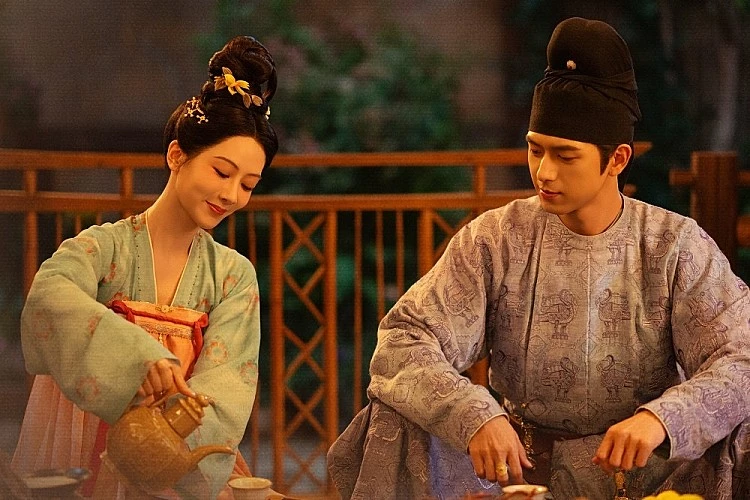 由楊紫與李現這對高顏值組合二搭演出的《國色芳華》可以說開播前就引起各方關注，故事以唐朝為背景，講述了商賈之女何惟芳（楊紫飾演）攜手雅冠長安的投資人蔣長揚（李現飾演），在這個繁華盛事經商所發展出的愛情故事。